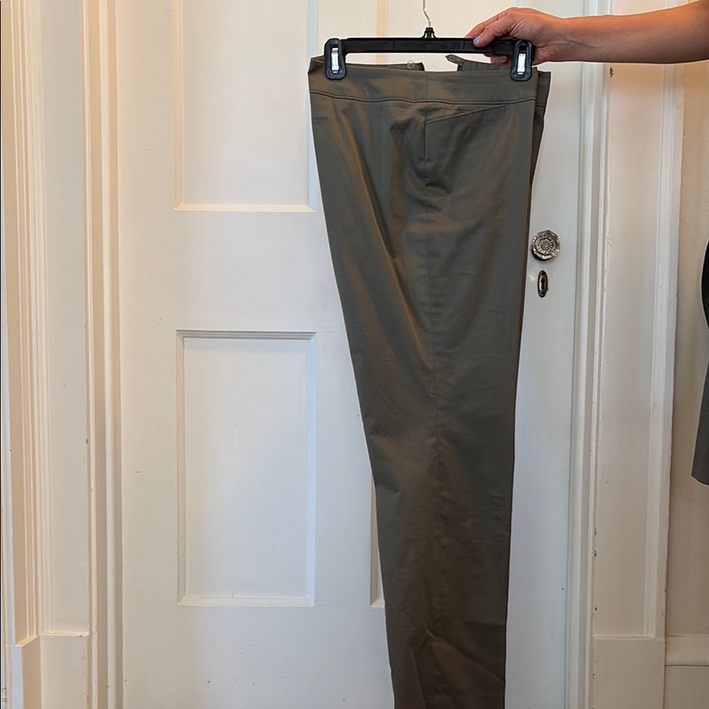 Akris Punto Women’s Tailored Suit in Olive - Picture 4 of 5
